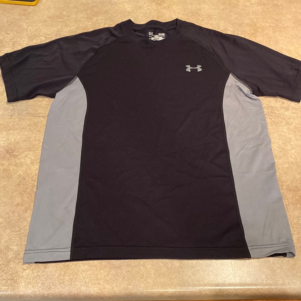 Mens Under Armour shirt size small